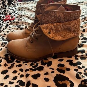 Tan lace combat boots size 10 NWOT